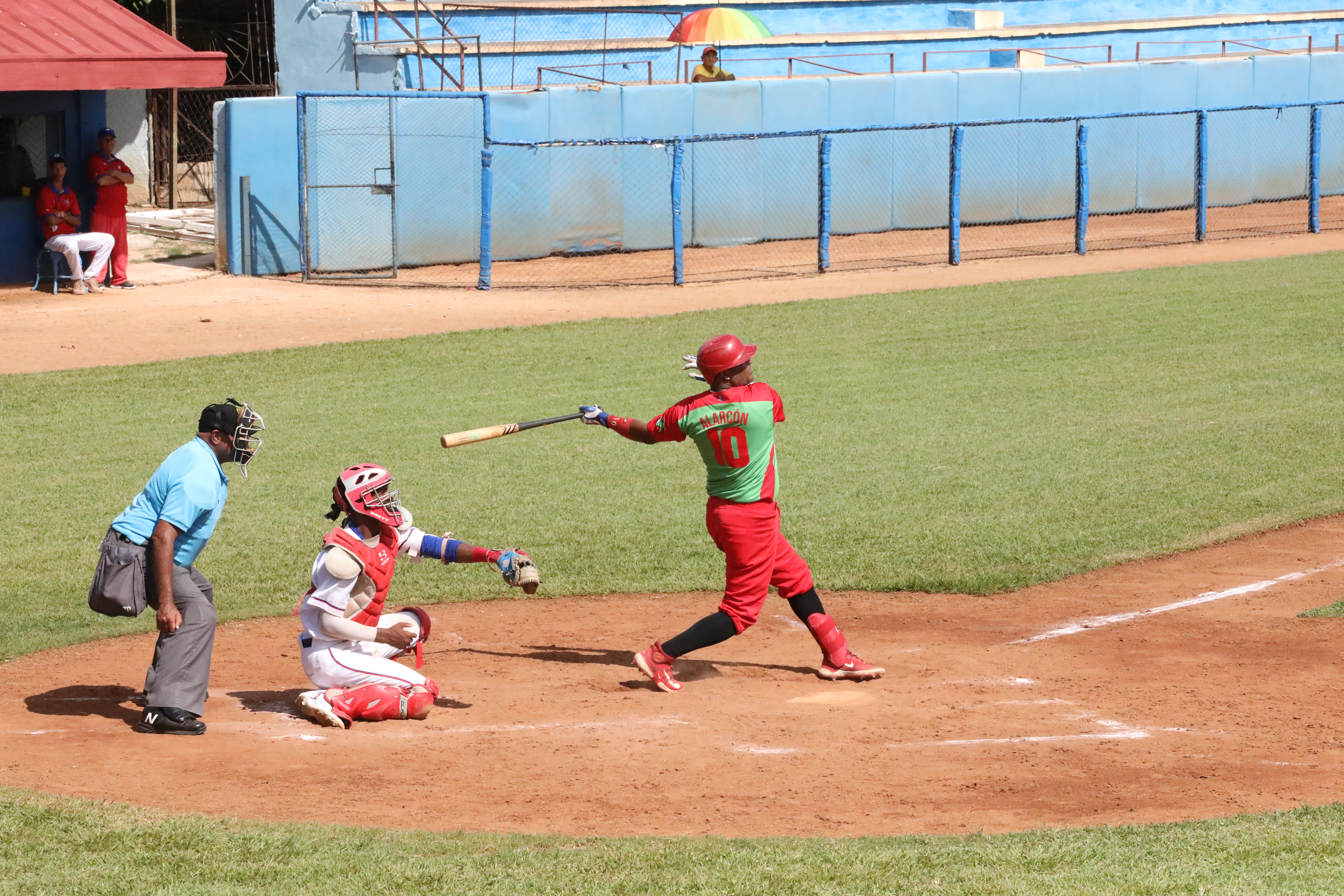Leñadores y Avispas por asaltar la cima en el béisbol cubano