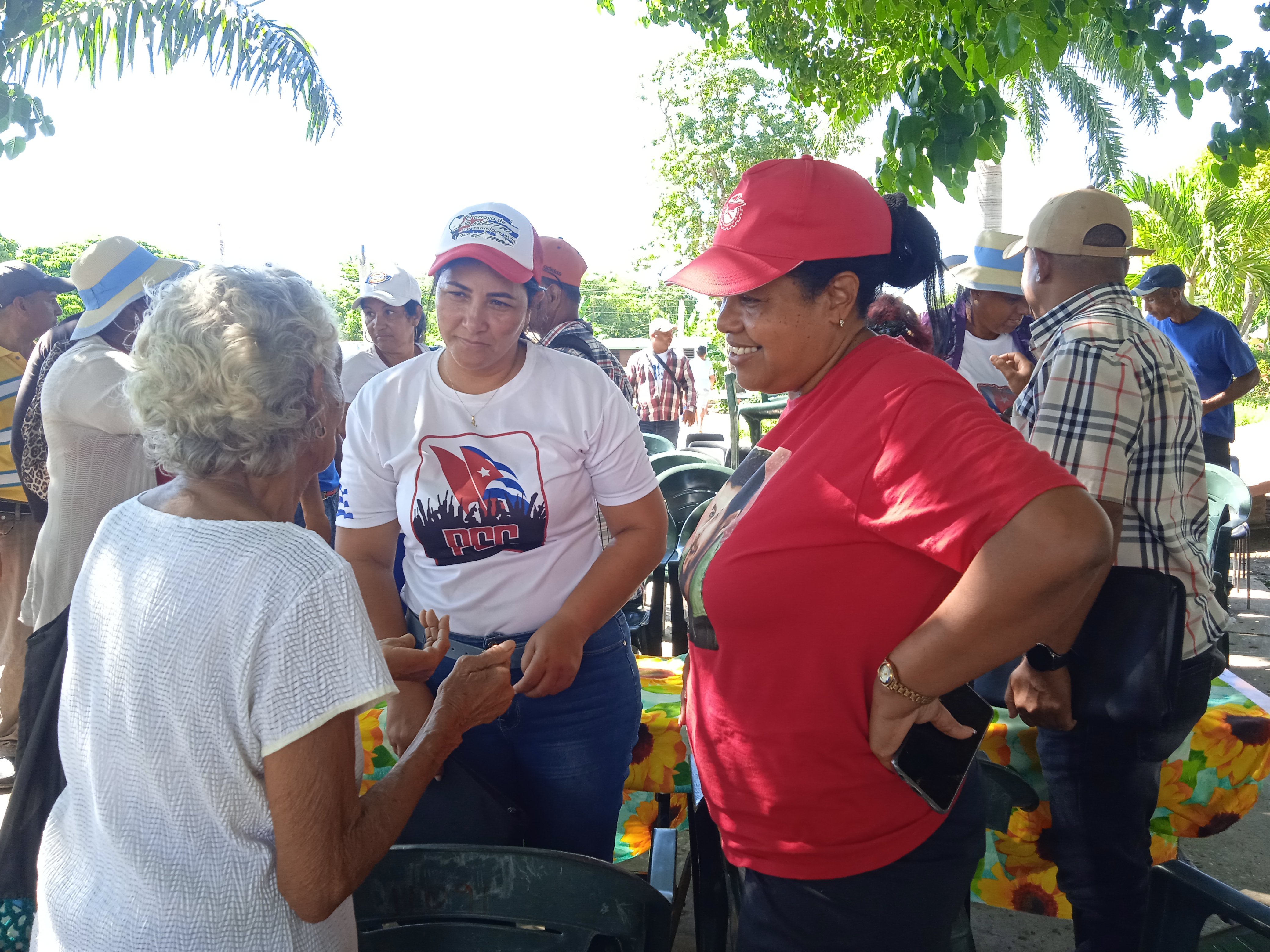 Máximos dirigentes de Granma intercambian con pobladores de Río Cauto Máximos dirigentes de Granma intercambian con pobladores de Río Cauto