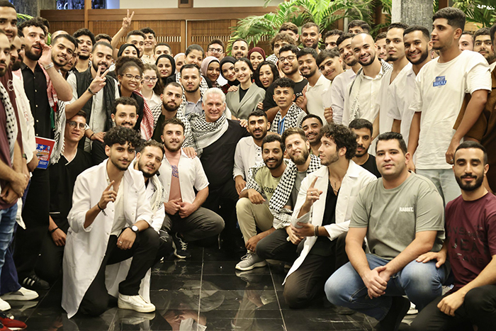 Recibe Díaz-Canel a jóvenes palestinos que estudian en Cuba