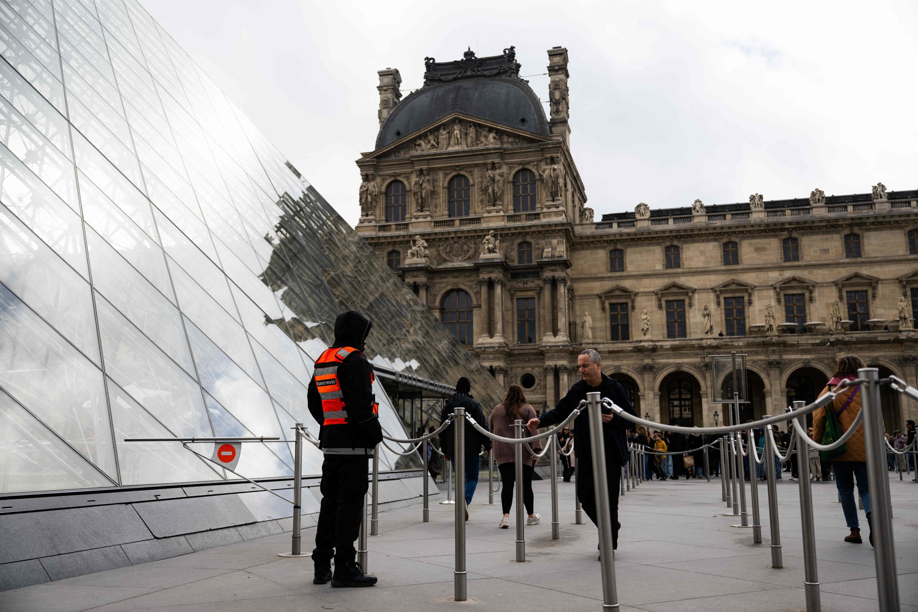 Advierten sobre fragilidad del museo parisino del Louvre