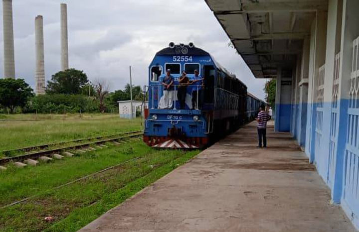 Ferroviarios trasladan evacuados de Guamo, Río Cauto por inundaciones