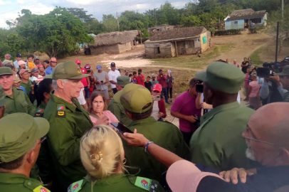 Intercambió Díaz-Canel con pobladores de Yara afectados por el huracán Melissa