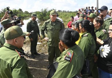Recorre Díaz-Canel zonas afectadas por el huracán Melissa en Granma