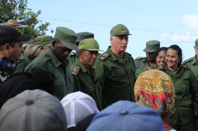 Intercambió Díaz-Canel con pobladores de Yara afectados por el huracán Melissa