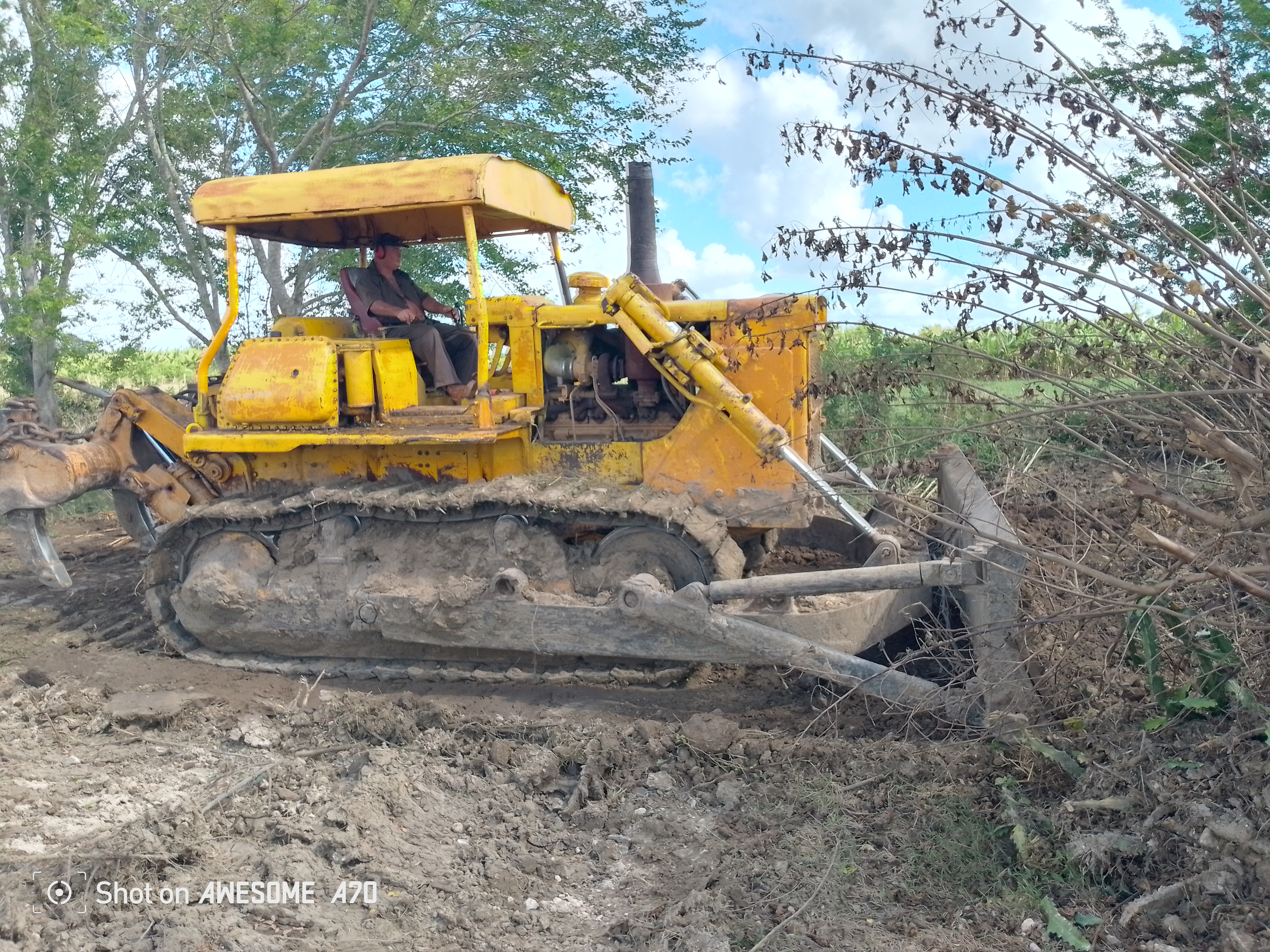 Avanza reconstrucción de vial afectado por huracán en Cauto Cristo