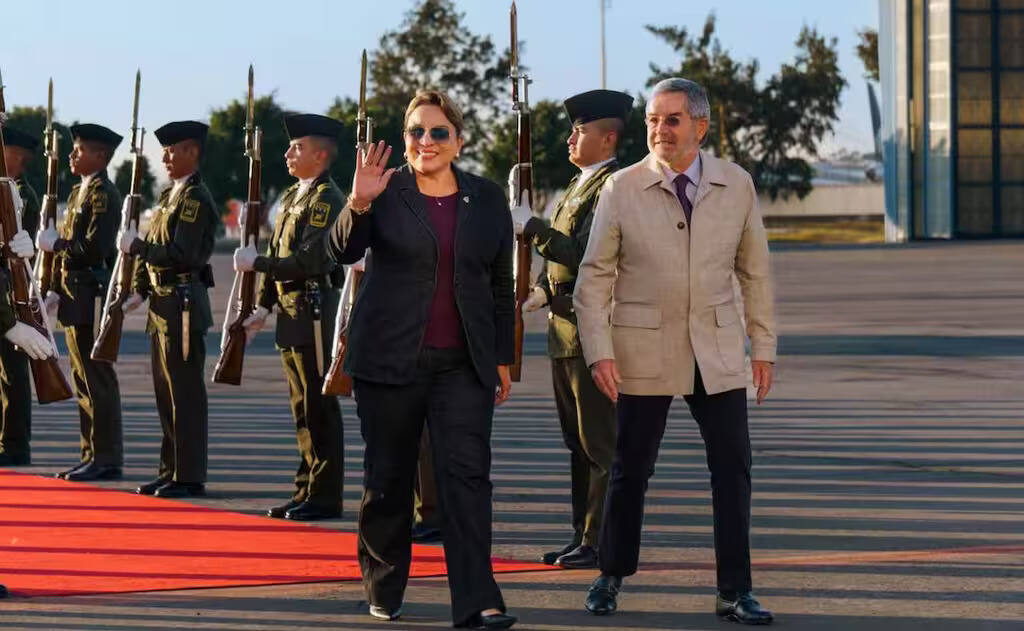Presidenta de Honduras llega a México para reunirse con Sheinbaum