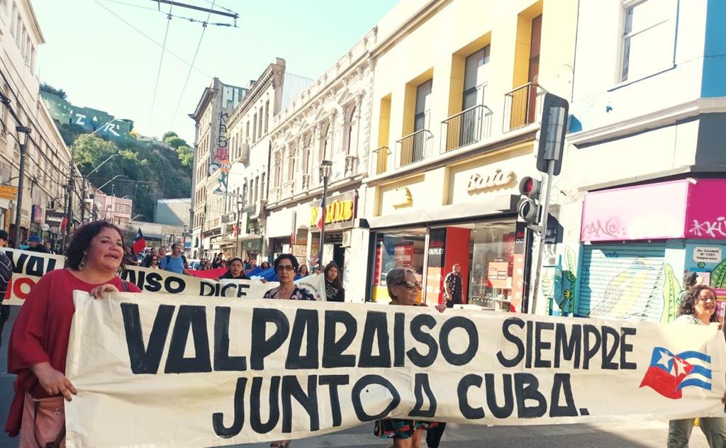 Con una marcha por Valparaíso comenzó encuentro solidario con Cuba