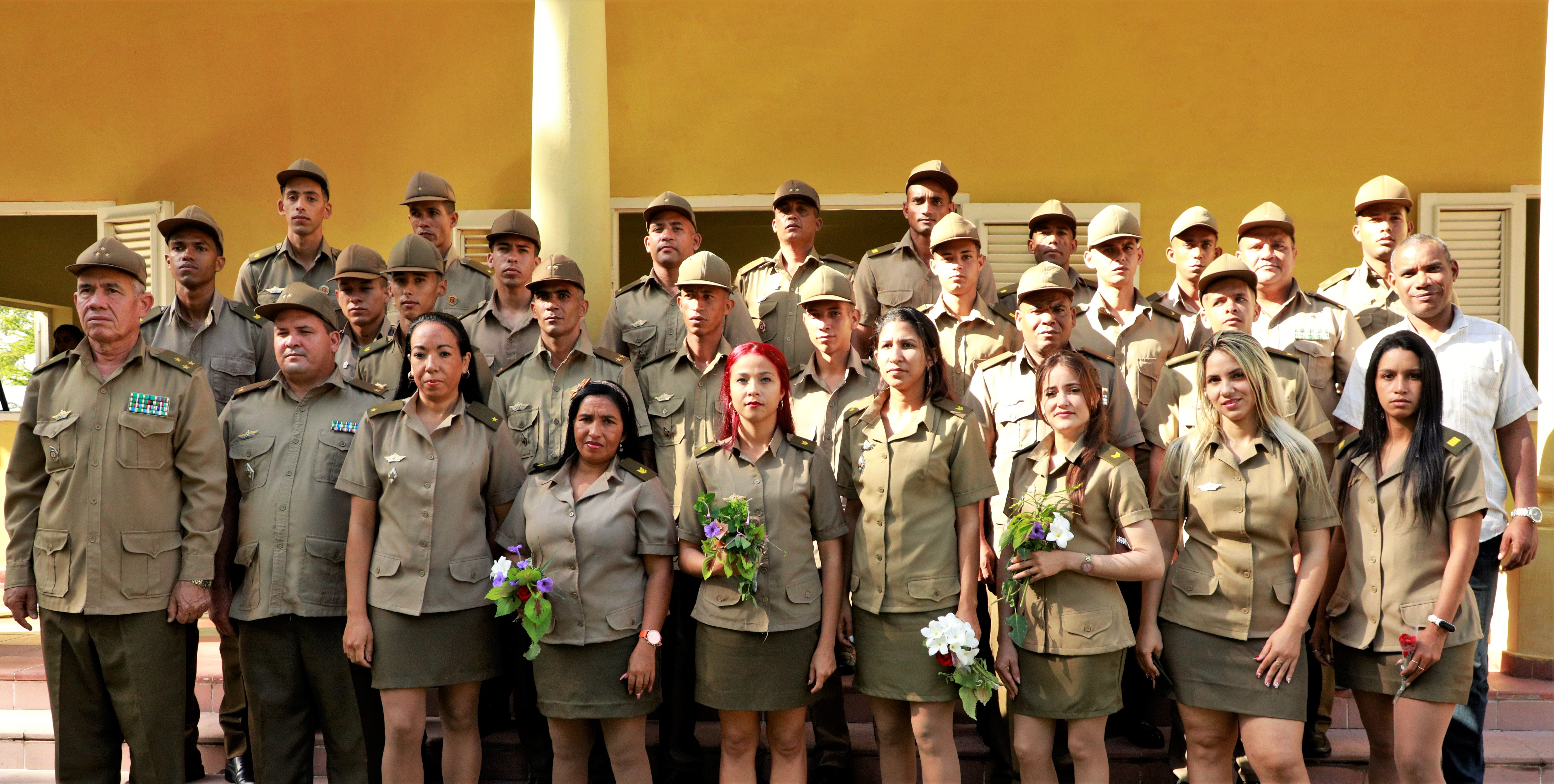 Condecoran y ascienden a oficiales de las FAR