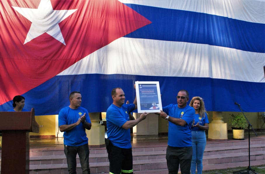 Reconocen a contingentes de linieros por labor tras el paso del huracán Melissa
