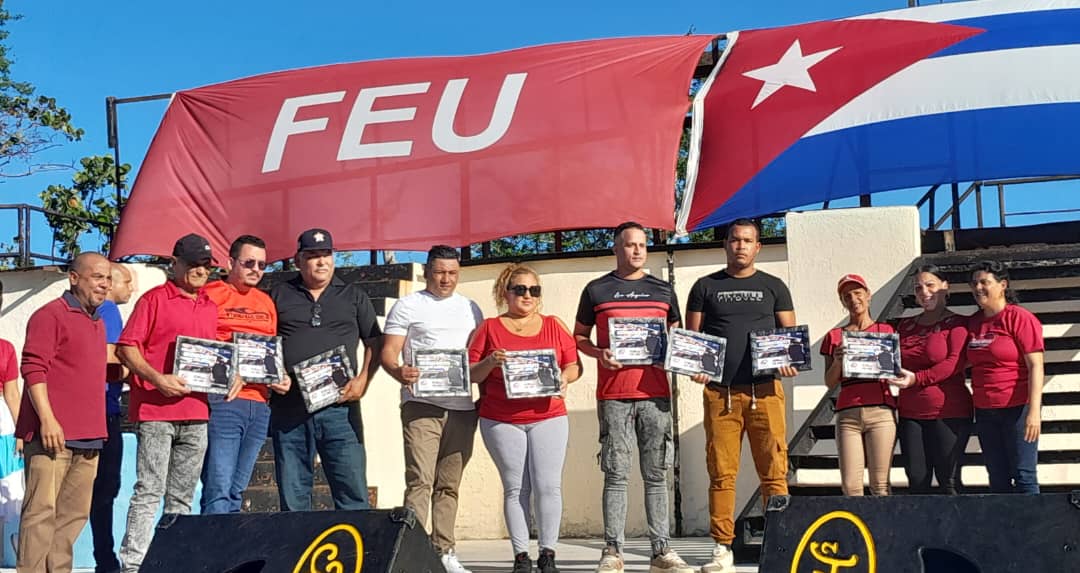 Manzanilleros conmemoran los 67 años de la Revolución