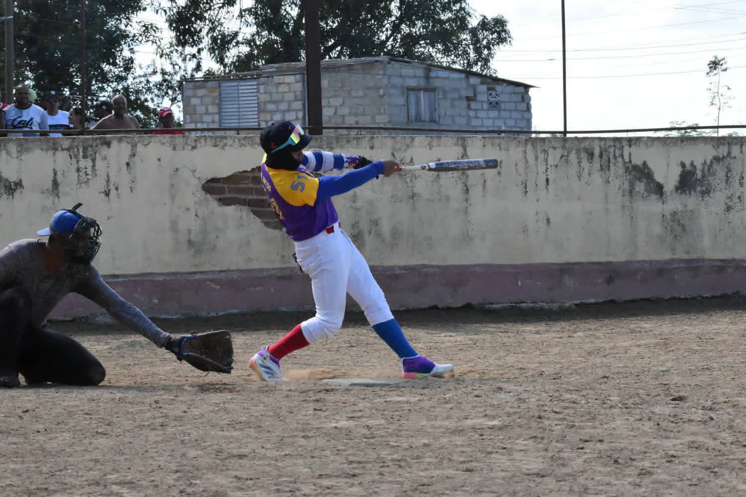 Mosqueteros y Etecsa lideran Liga Dominical de Softbol