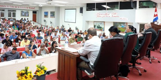 #EnDesarrollo: Sesión Extraordinaria del Consejo de Gobierno de Granma analiza prioridades para 2026 con la presencia del Primer Ministro