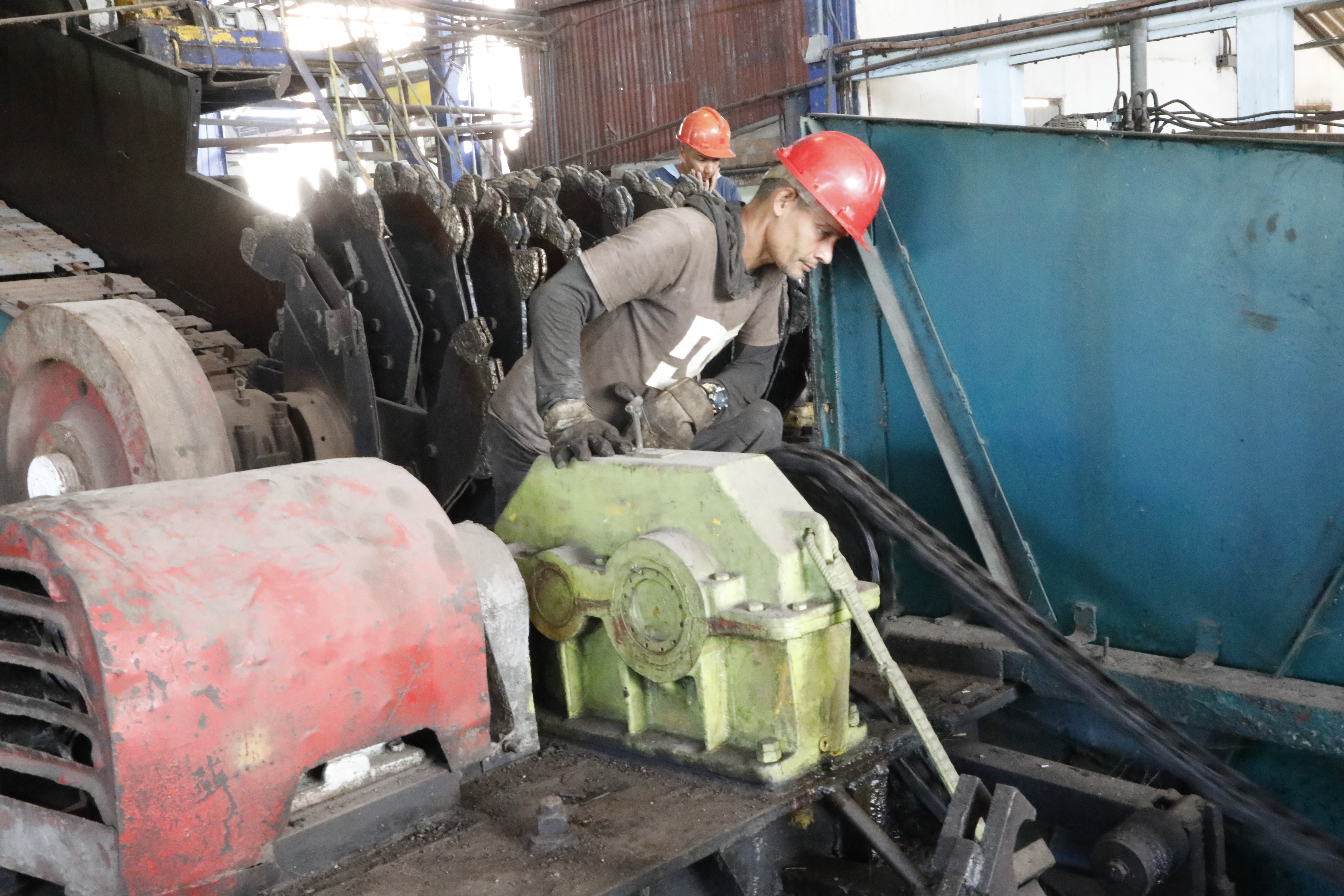 Continúa alistamiento de la  maquinaria en el central Enidio Díaz, de Campechuela