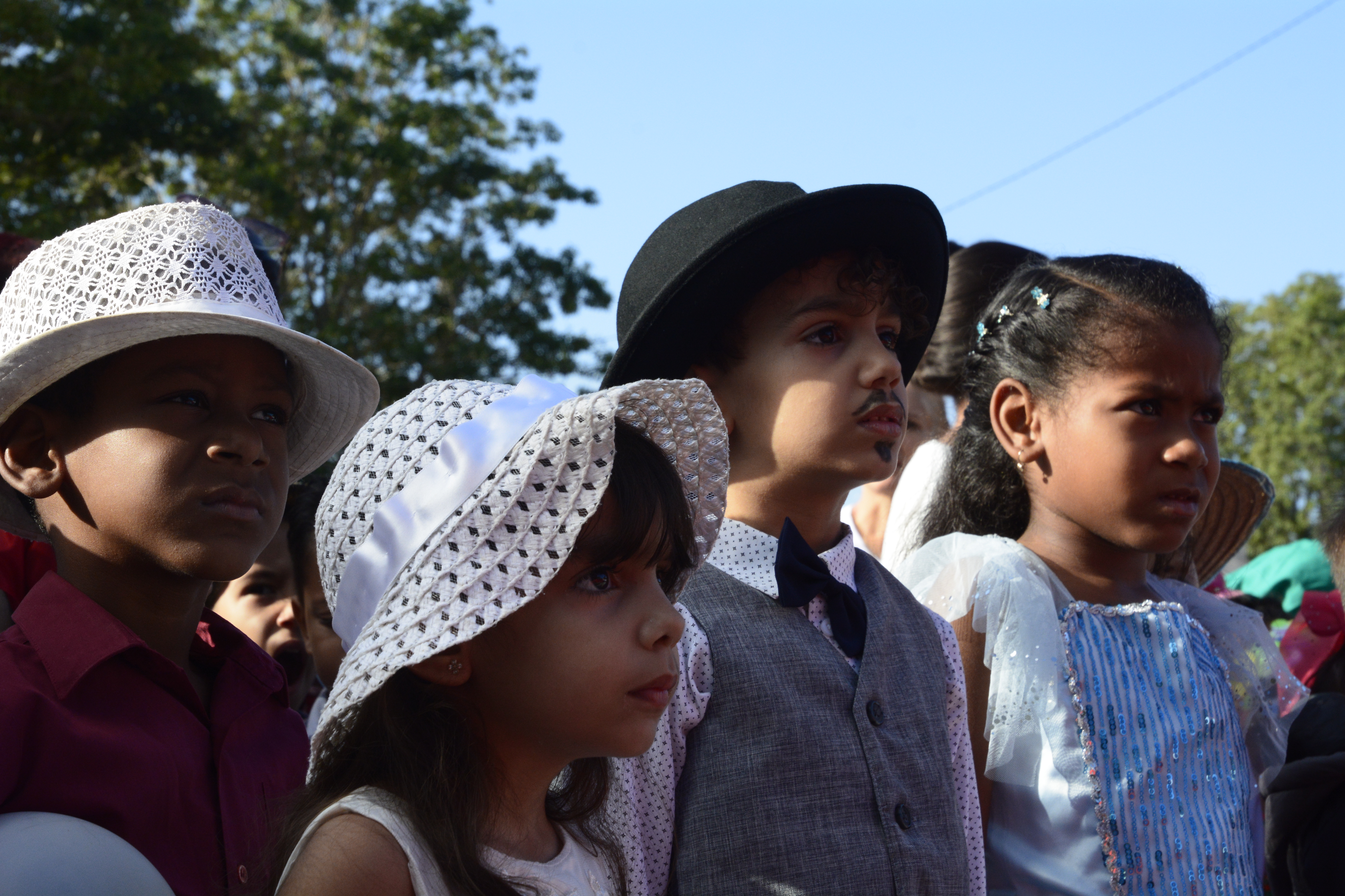 Desfilaron pioneros bayameses en homenaje al Apóstol