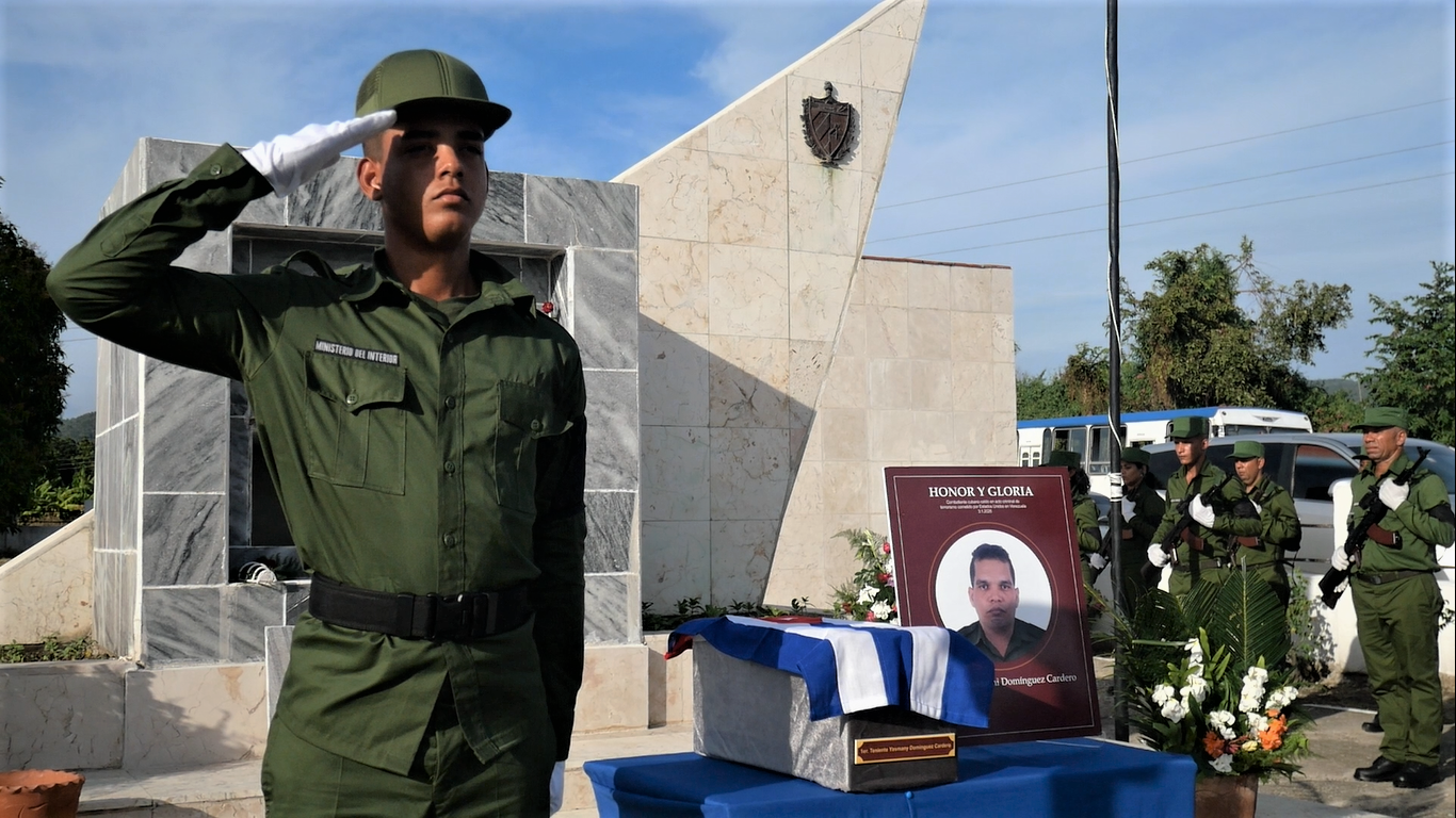 Con flores y salvas, Pilón honra la memoria de combatiente ejemplar caído en el deber