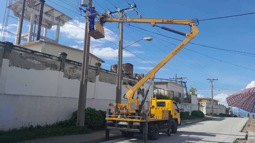 Trabajadores del sector eléctrico de Manzanillo comprometidos con la eficiencia