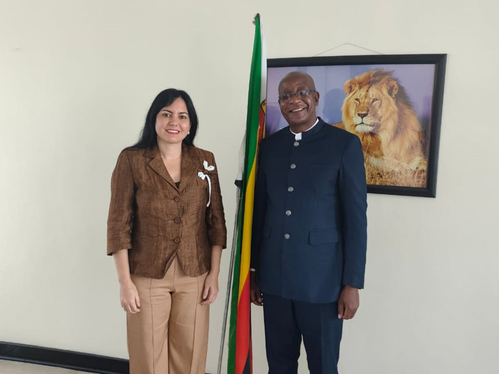 Ministro de Justicia de Zimbabwe recibe a embajadora de Cuba