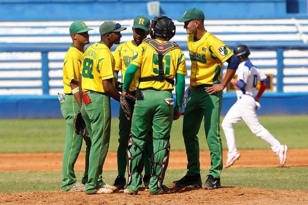 Vegueros por el golpe definitivo en serie beisbolera cubana