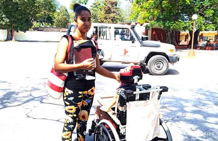 Entregan en Granma sillas de ruedas donadas por religiosos de EE.UU.