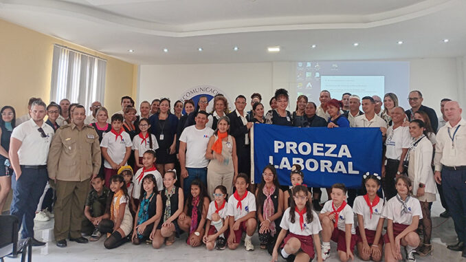 Distinguen en Granma a trabajadores destacados del sector de las comunicaciones