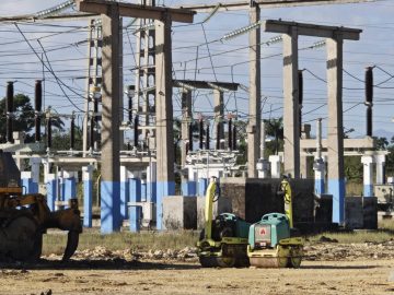Laboran en Granma en instalación de baterías para acumular energía fotovoltaica