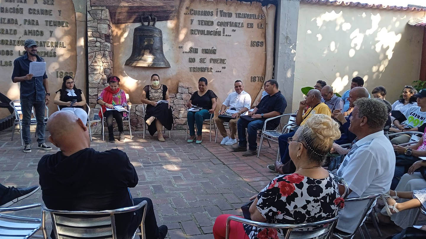 Intercambian autoridades de Granma  con creadores de la UNEAC