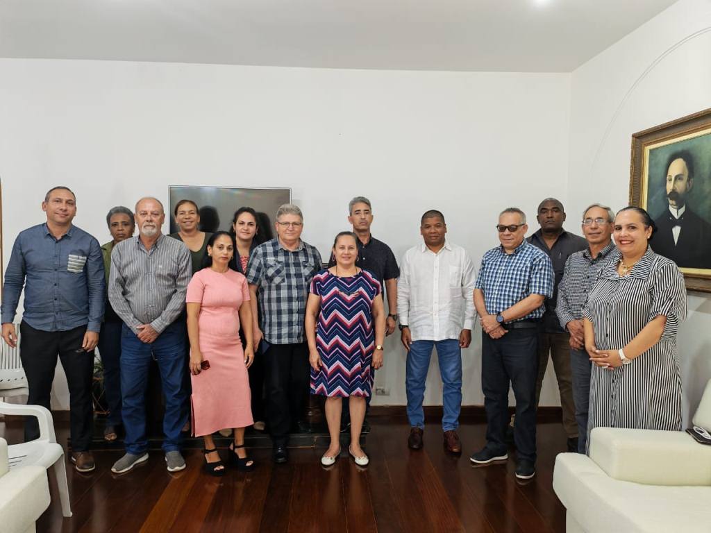 Ministro de Trabajo de Cuba dialoga con misión de la isla en Brasil