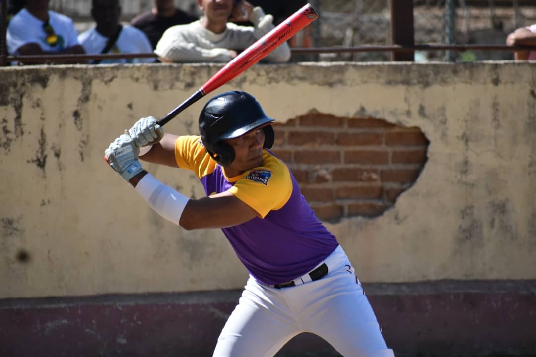 Veteranos no cede en la cima de Liga dominical de softbol bayamés