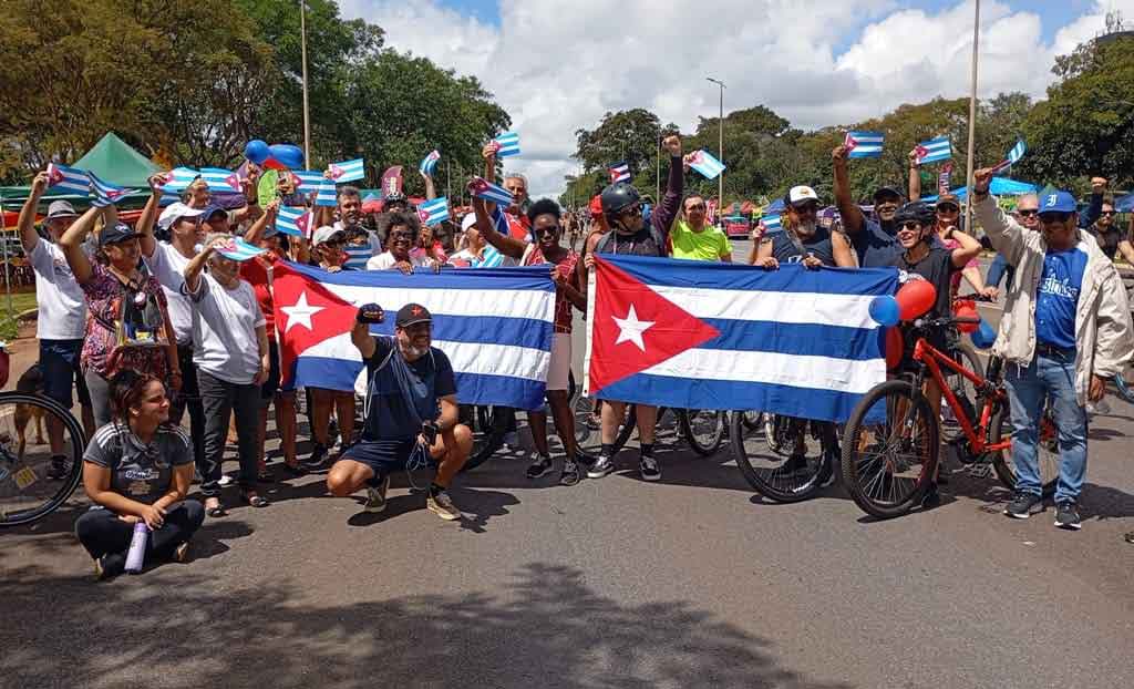 Bicicletada en Brasilia respalda a Cuba y condena bloqueo de EEUU