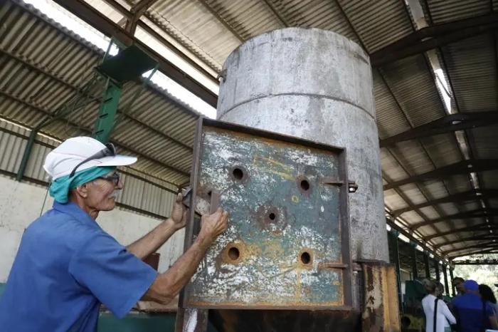 Negados a apagar el torno