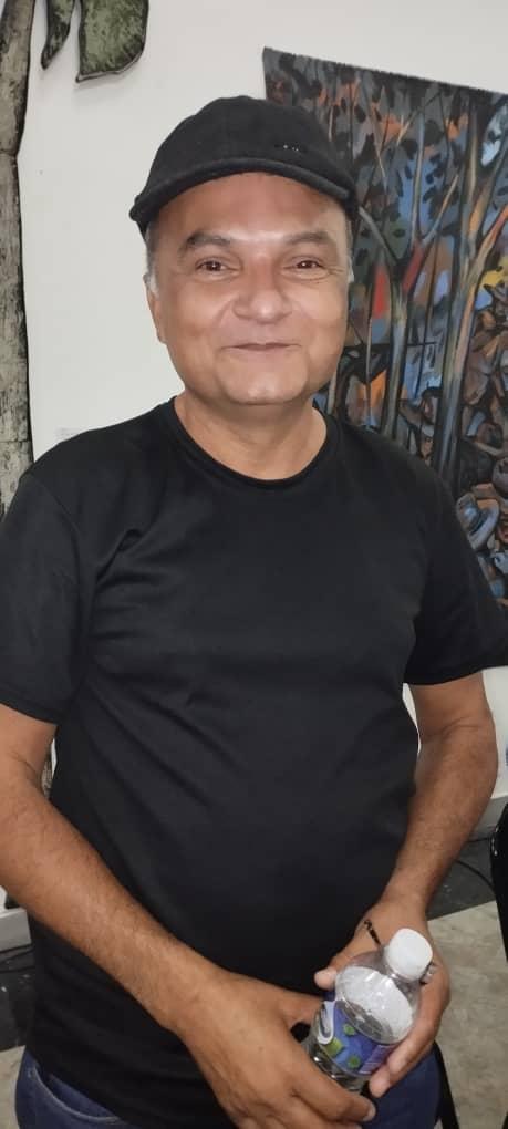 «El poemario convierte hechos duros en poesía humanista»