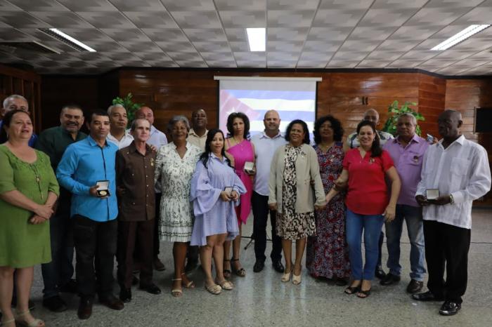 Entregan distinciones a líderes sindicales y trabajadores por su trayectoria en el movimiento obrero