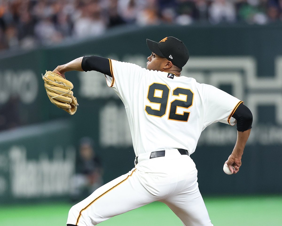 Raidel Martínez llega a 215 juegos salvados en béisbol japonés