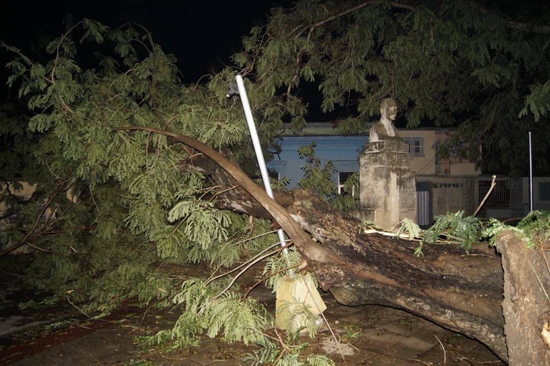 Graves afectaciones tras tormenta local severa en Bayamo