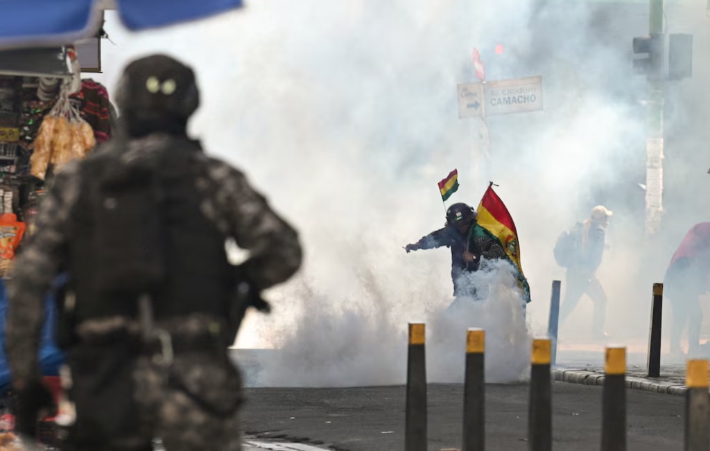 Presidente de Bolivia promulga ley represiva en medio de bloqueos