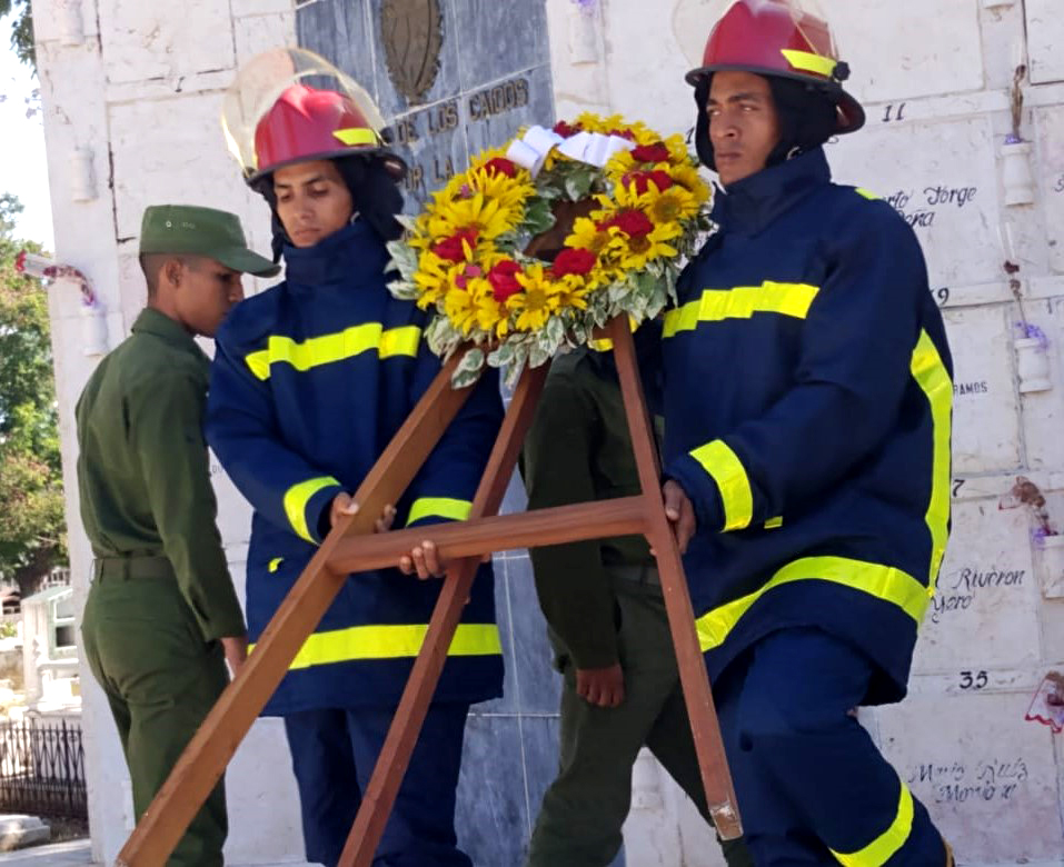 Honran a bombero caído en el deber
