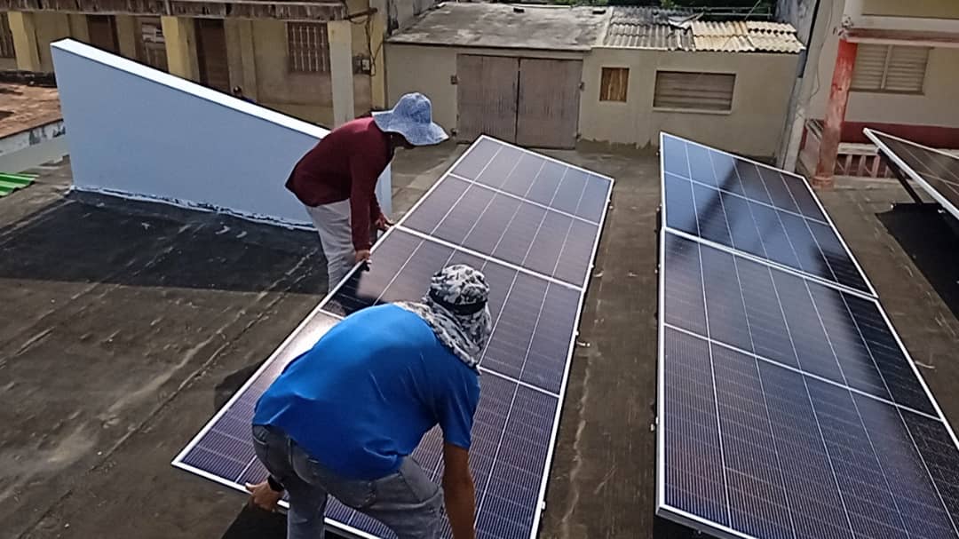 Beneficia ETECSA miles de campechuelenses con montaje de paneles solares