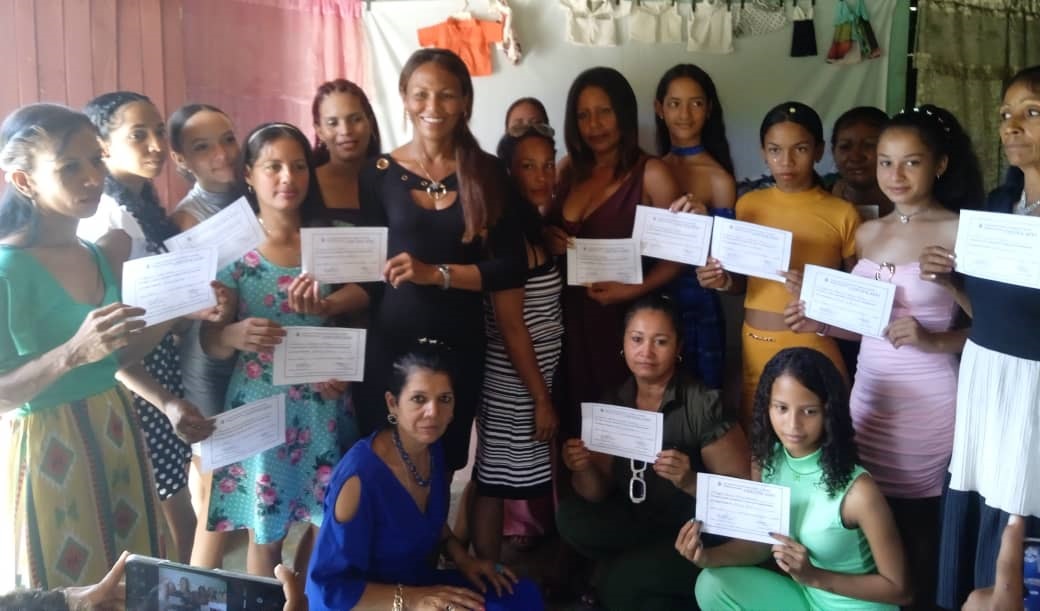 Gradúan federadas del Curso de corte y costura en Pilón