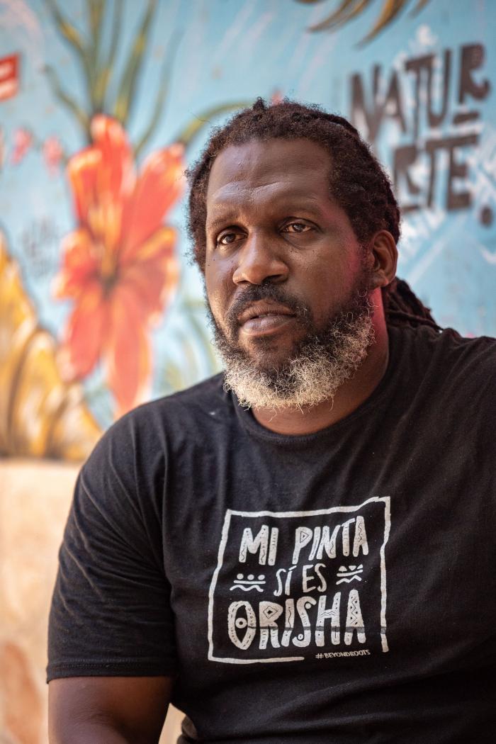 Roberto Bess González: El artista y la pared