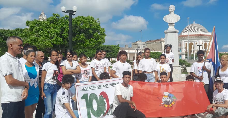 Abanderan Brigadas Estudiantiles de Trabajo en Manzanillo