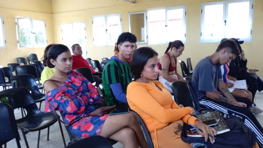 Exhortan a los jóvenes a involucrarse en la producción de alimentos y solución de los problemas del barrio