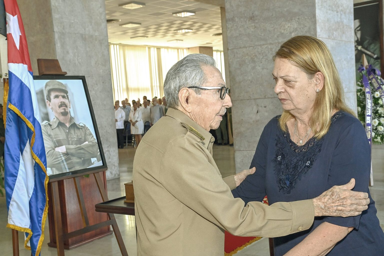 Raúl y Díaz-Canel rindieron el primer homenaje al Comandante de la Revolución Ramiro Valdés Menéndez