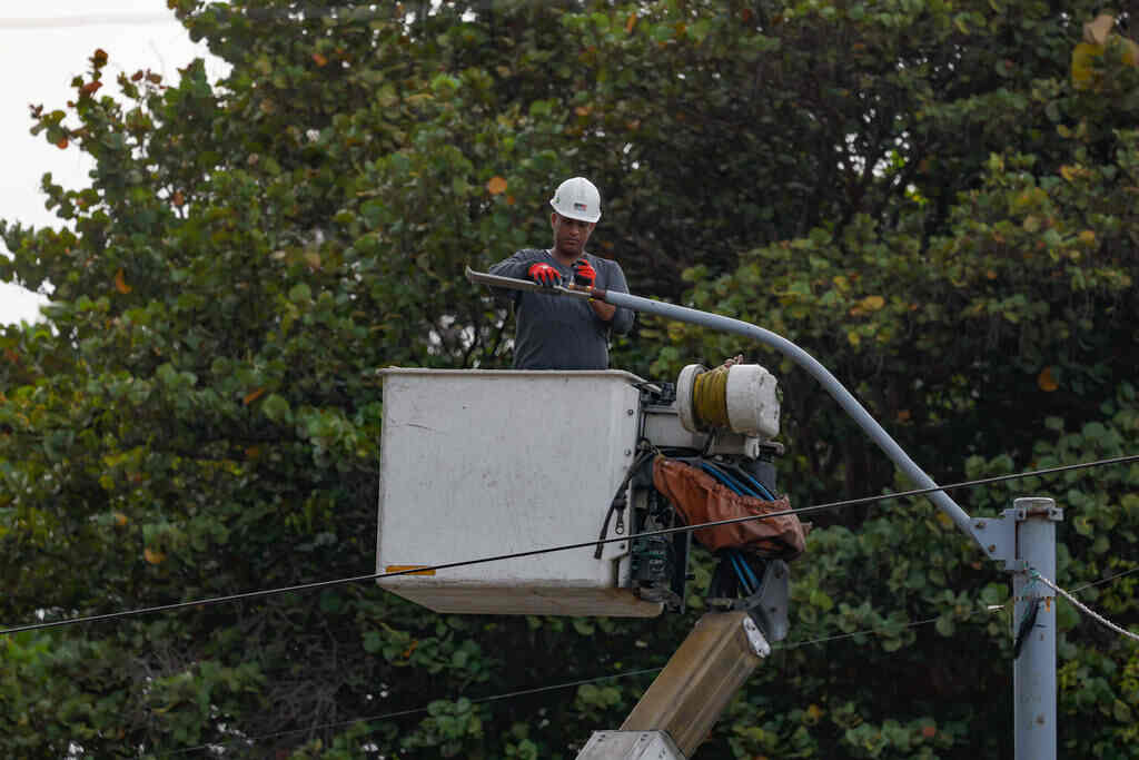 Avanza restitución de servicios básicos en La Guaira, Venezuela