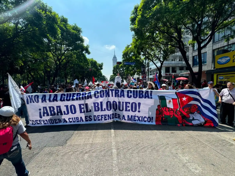 Miles de personas marchan en Ciudad de México contra agresiones de EEUU a Cuba