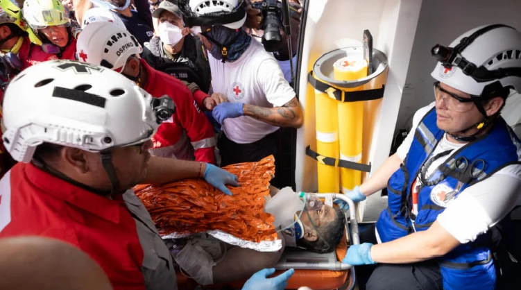 Venezuela: rescatan a sobreviviente de terremotos tras permanecer más de 190 horas bajo escombros