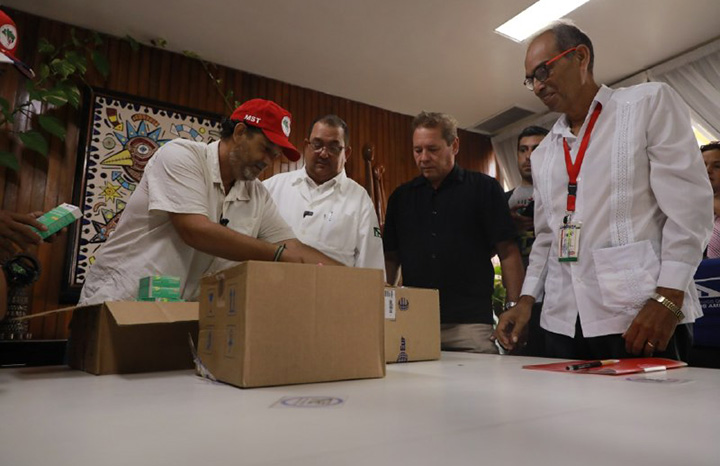 Entrega Movimiento Sin Tierra donativo de medicamentos