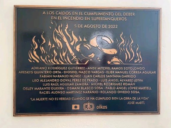 Museo de los Bomberos: Develan tarja en homenaje a los caídos en el incendio de la Base de Supertanqueros de Matanzas