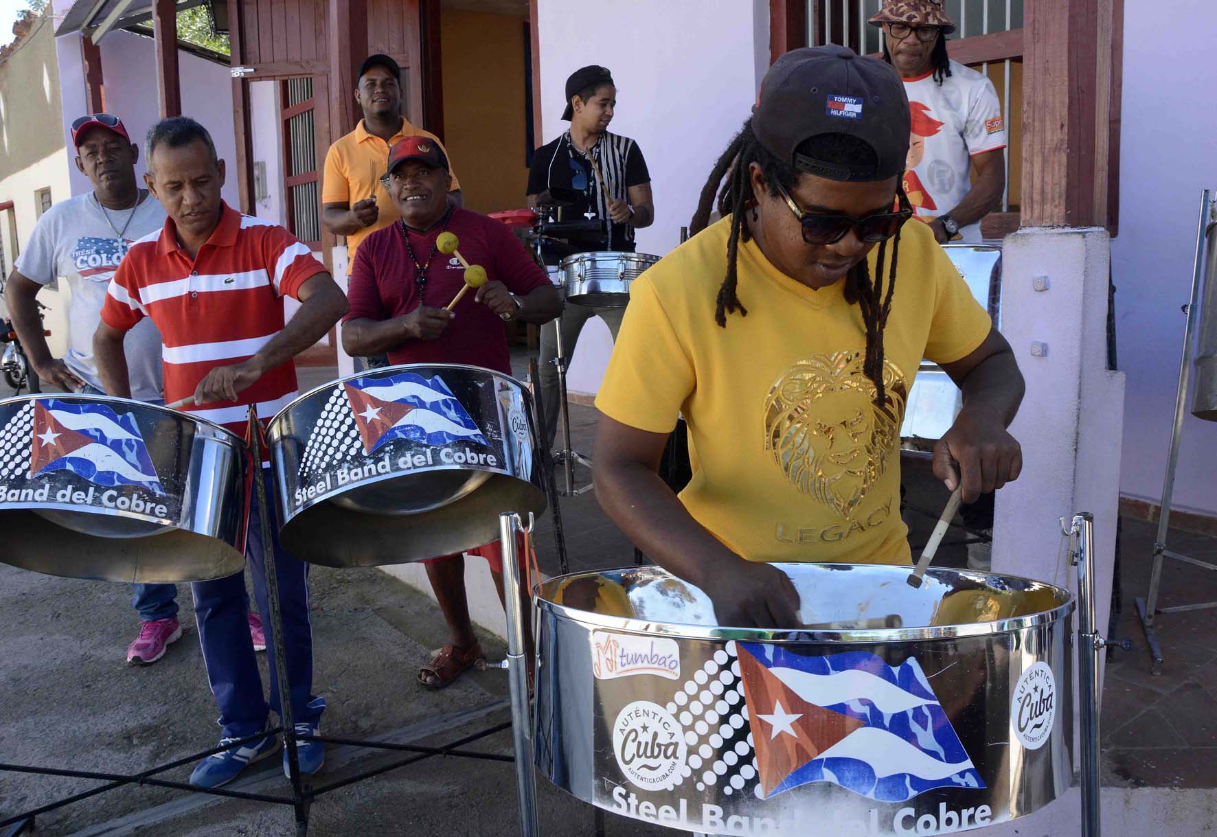 Tambores metálicos, más allá de su música