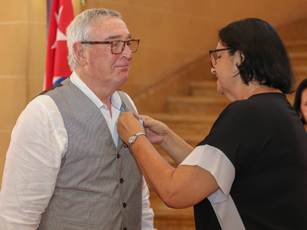 Otorgan Medalla de la Amistad al activista Donald Dutherland