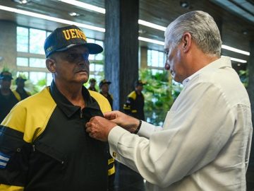 Presidente Díaz-Canel reconoce a rescatistas cubanos por su labor solidaria en Venezuela